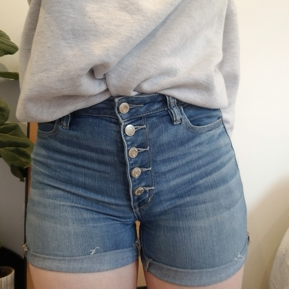 Cut-off high waisted jean shorts